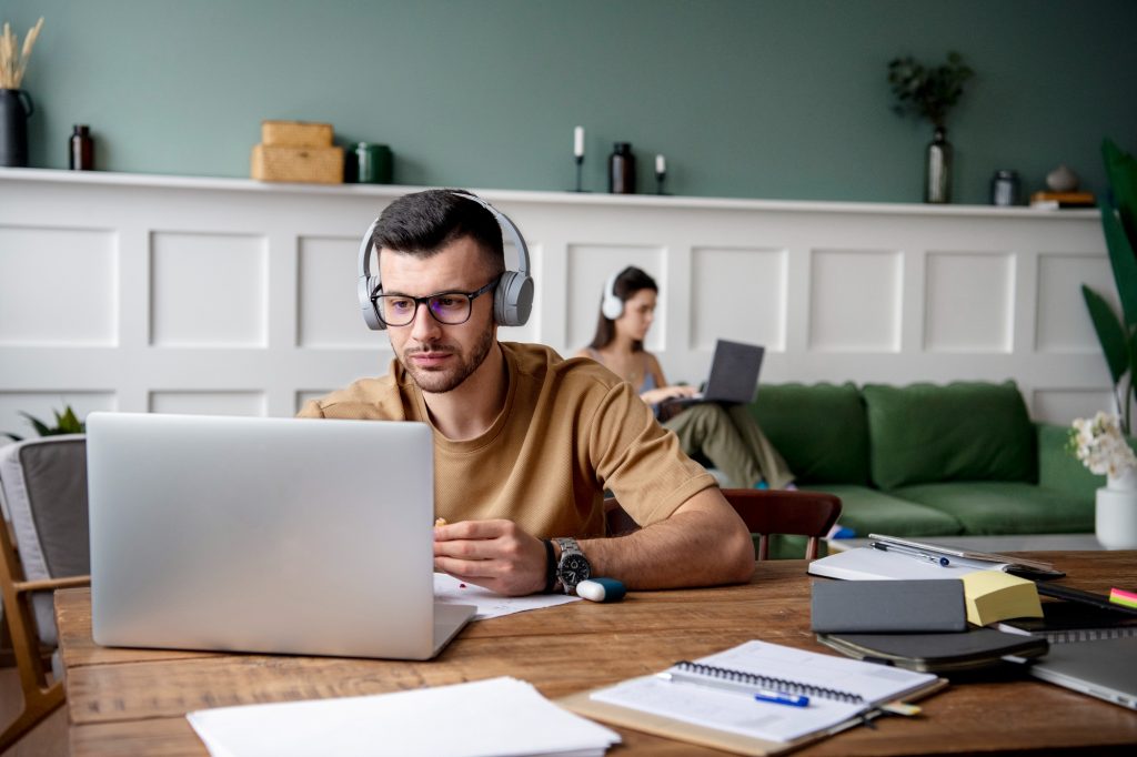 joven estudiando el curso de niudif